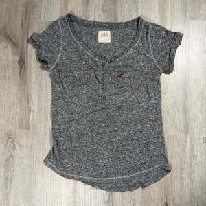 Hollister Women's Gray Short Sleeve Button-Front Henley T-Shirt Small